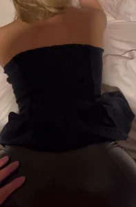 大家留言来干骚货   想怎么玩弄长腿皮裤母狗？